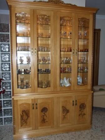 Vitrina con cristales, luces y tallas